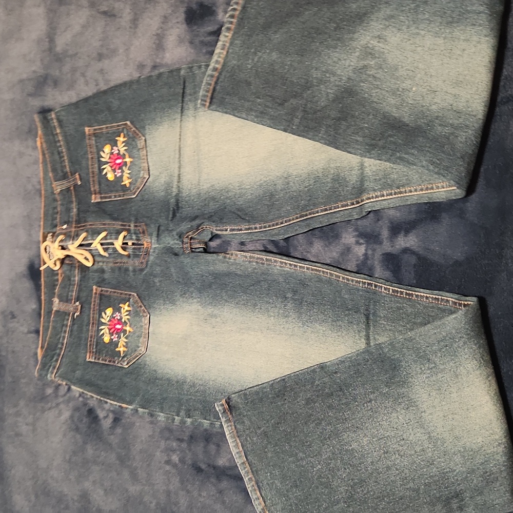 No Boundaries Stretch Embroidered Flowers  Jeans Juniors 9